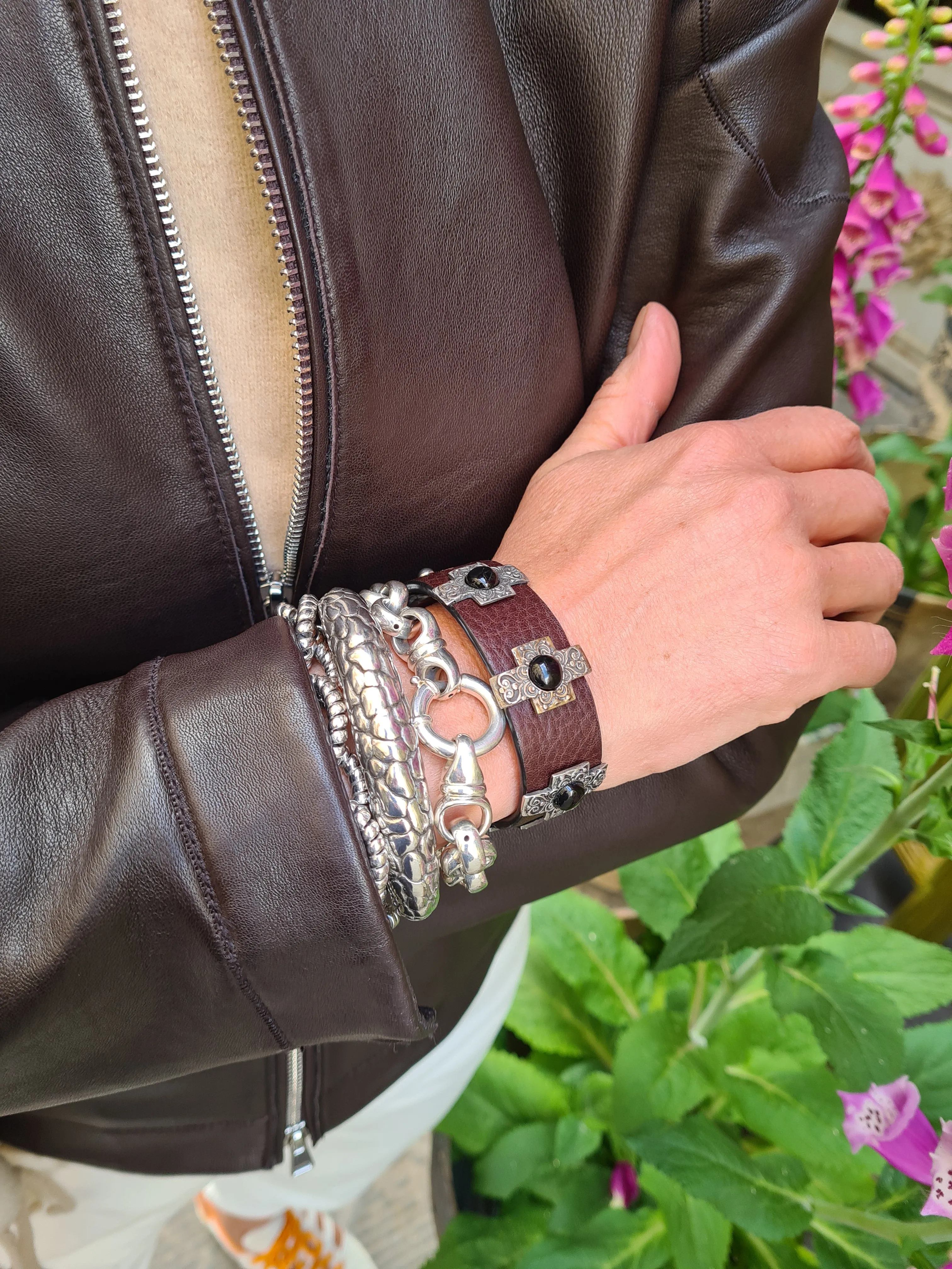 LEATHER BRACELET SILVER AND ONYX